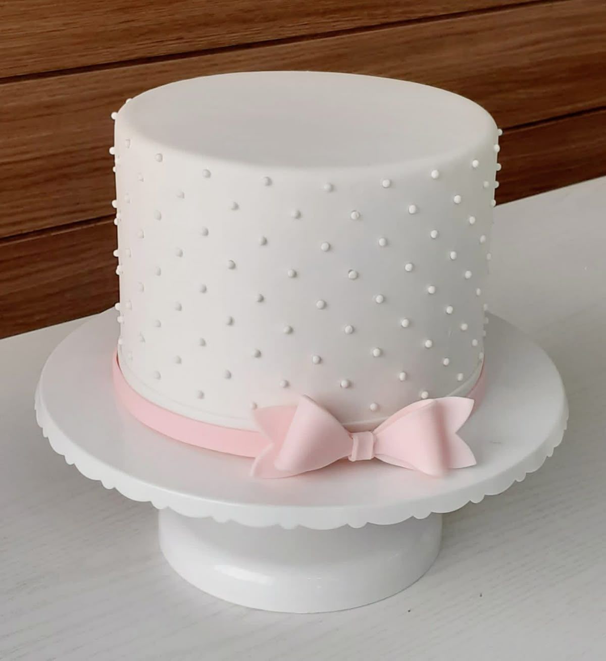 Bolo Branco com Laço Rosa em Pasta Americana