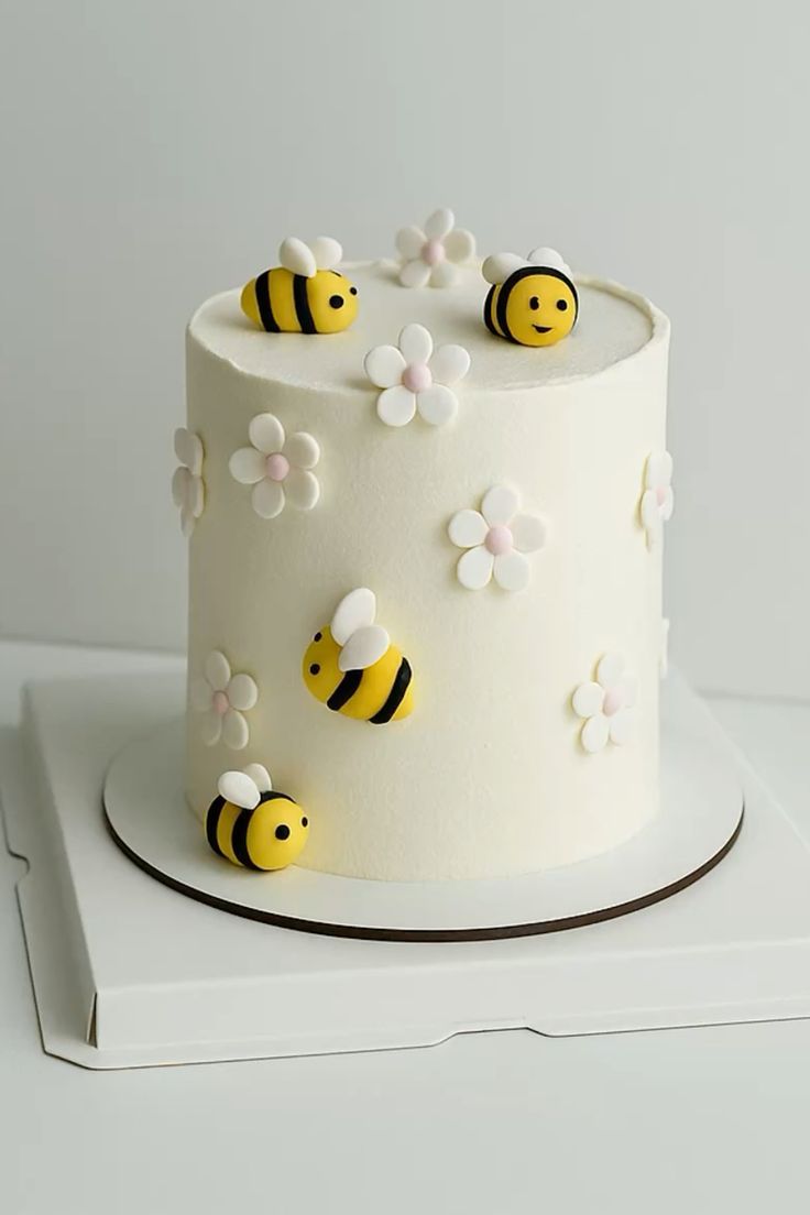 Bolo de Pasta Americana Branco com Abelhas