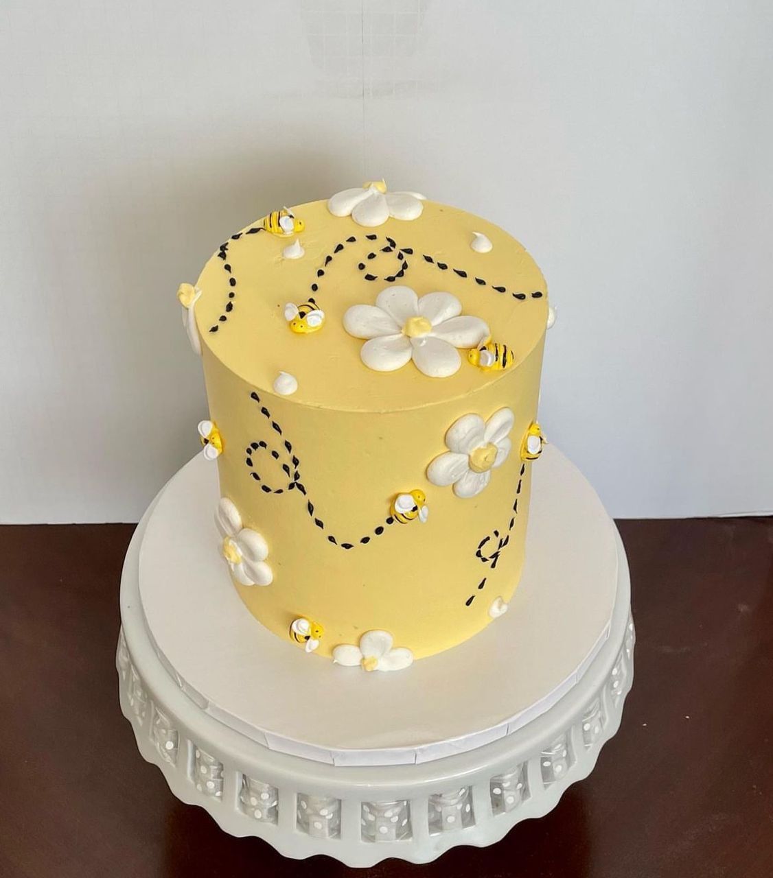 Bolo com Abelhas e Flores na cor Amarelo