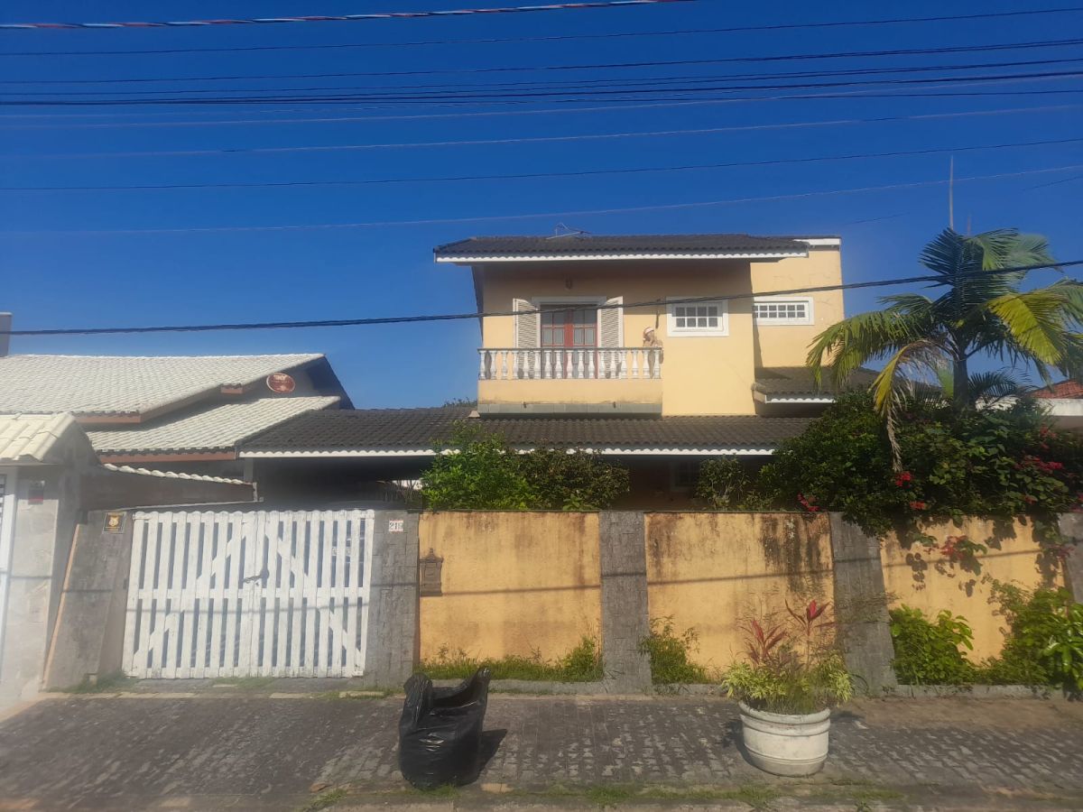 Oportunidade: Sobrado a 200 m da praia de Peruíbe vista mar!