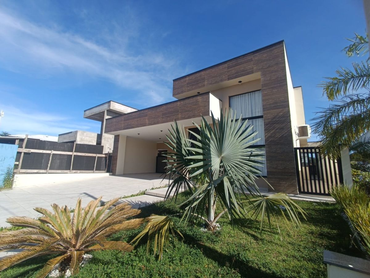 Casa em condomínio fechado na praia de Peruíbe SP