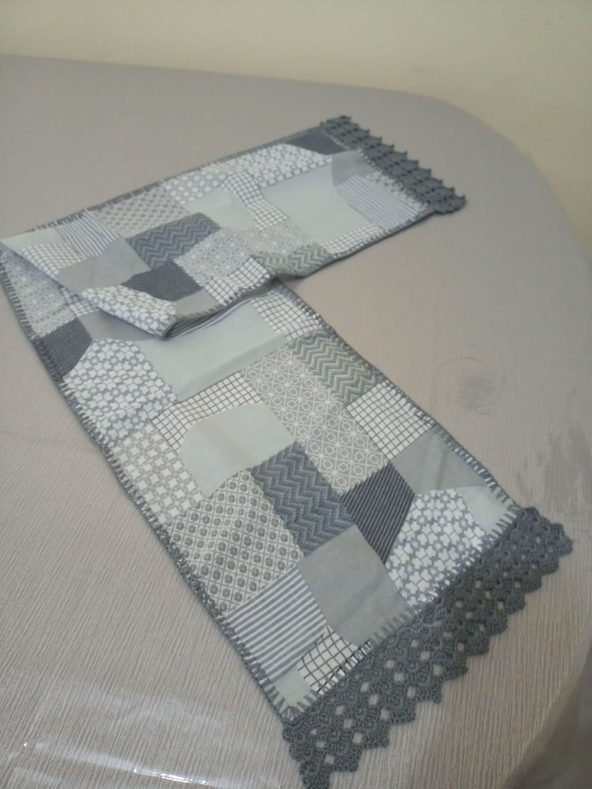 Caminho de mesa em tecido com crochê