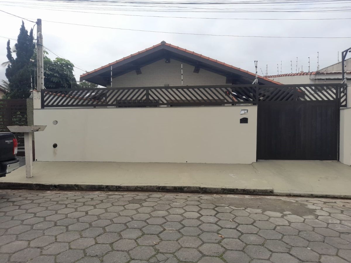 Casa com piscina a venda em Peruíbe litoral sul SP