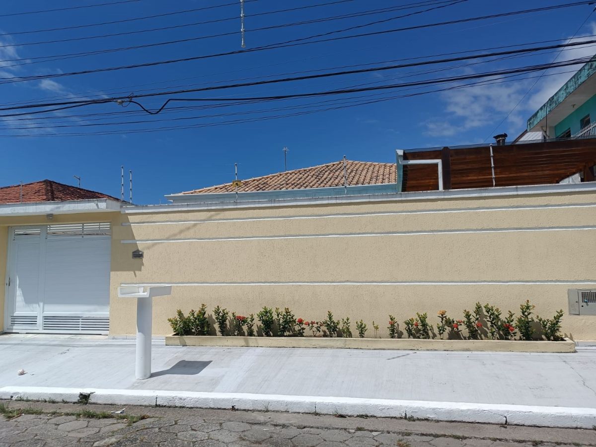Casa com piscina a 300 metros do amr em Peruíbe SP