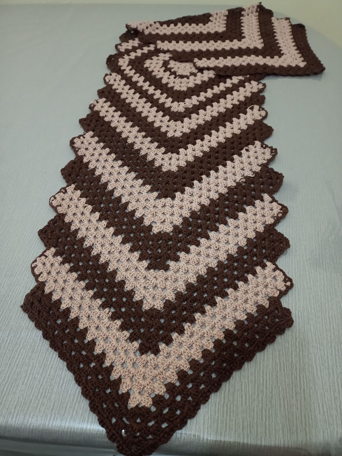Caminho de mesa bicolor em crochê cor marrom com bege