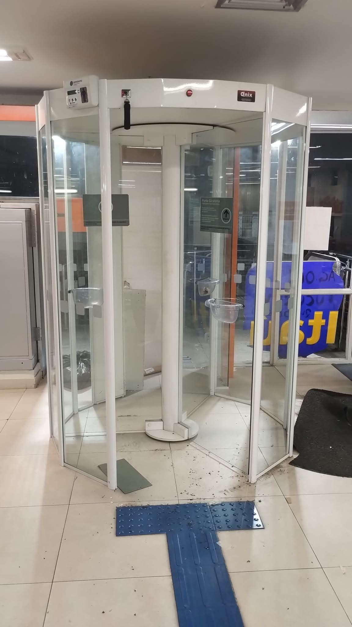 Porta giratória com detectores de metais